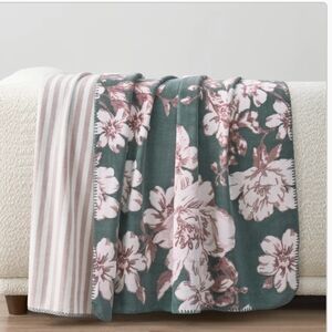 (5)Casual Living Reversible Luxe Plush Throw